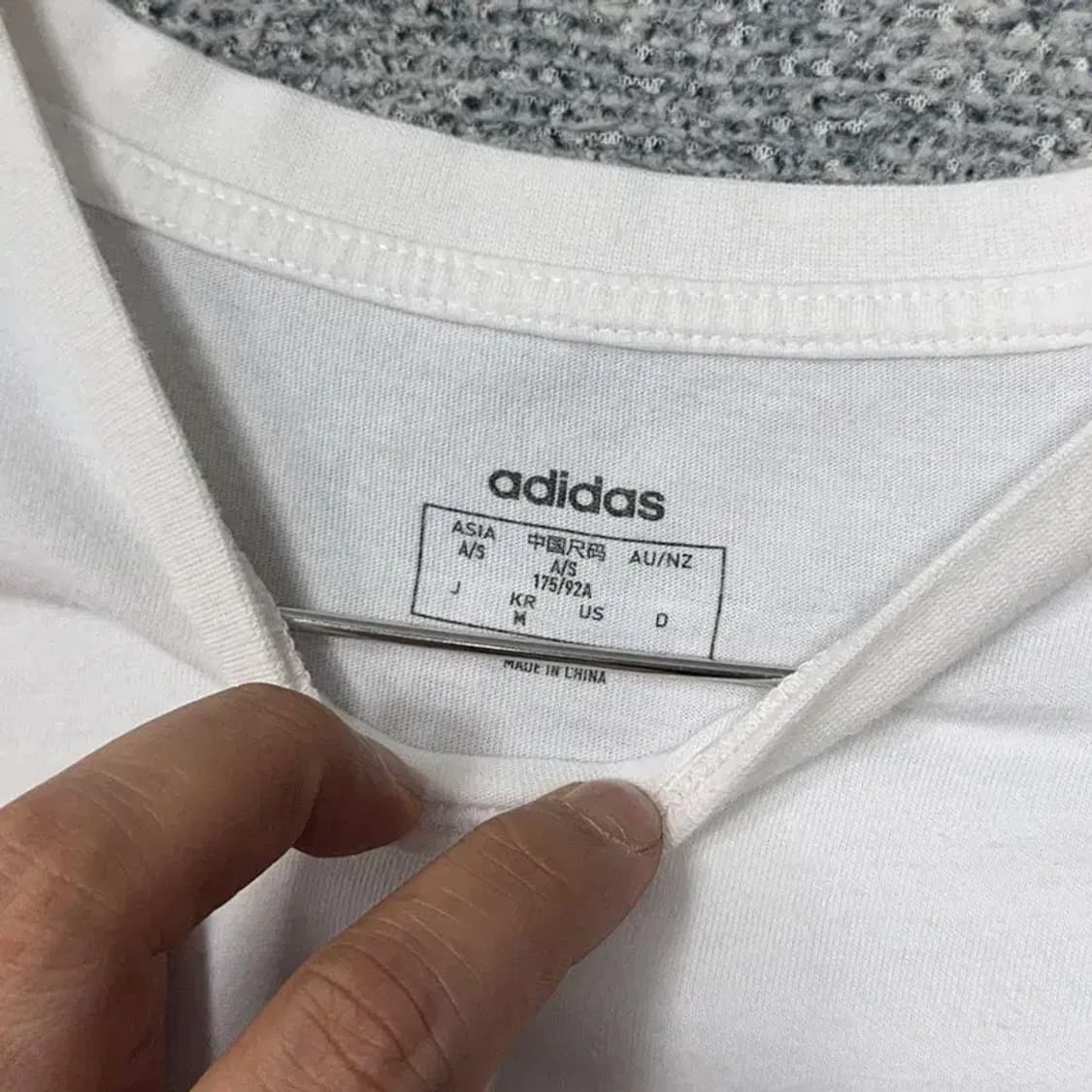 아디다스 프린팅 화이트 반팔 티 M 상품이미지3
