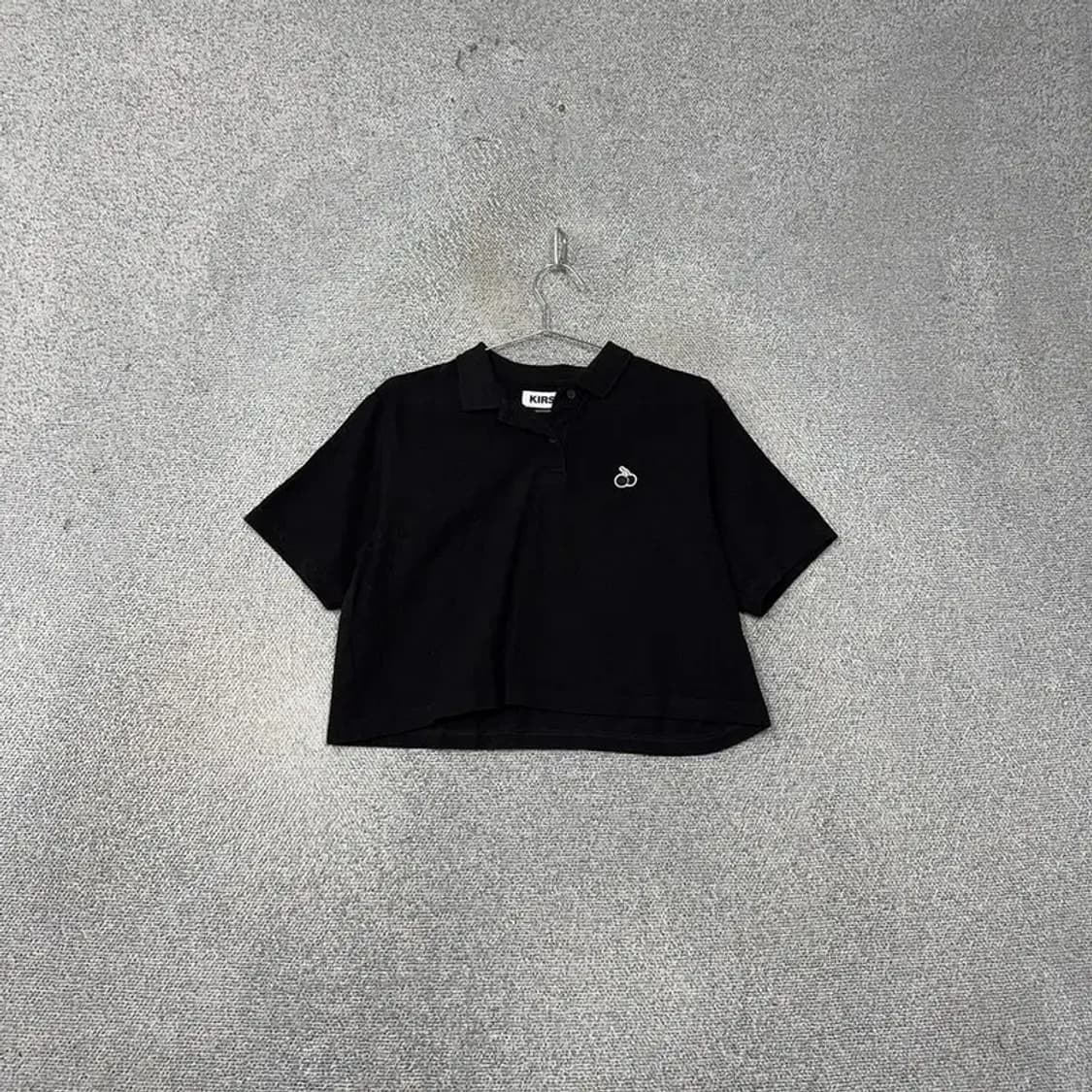 키르시 블랙 오버핏 로고 크롭 반팔 카라티 1 상품이미지1