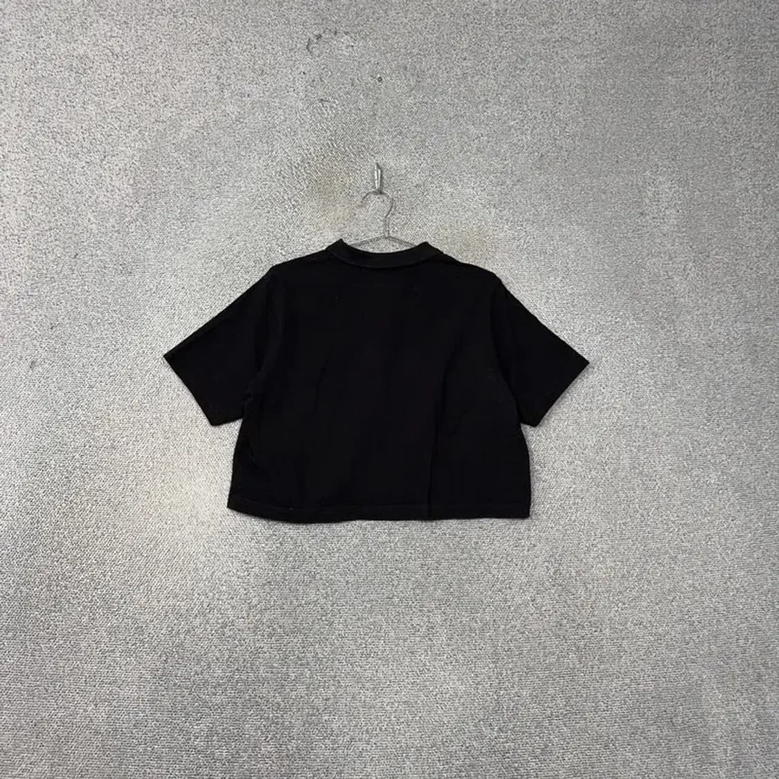 키르시 블랙 오버핏 로고 크롭 반팔 카라티 1 상품이미지2