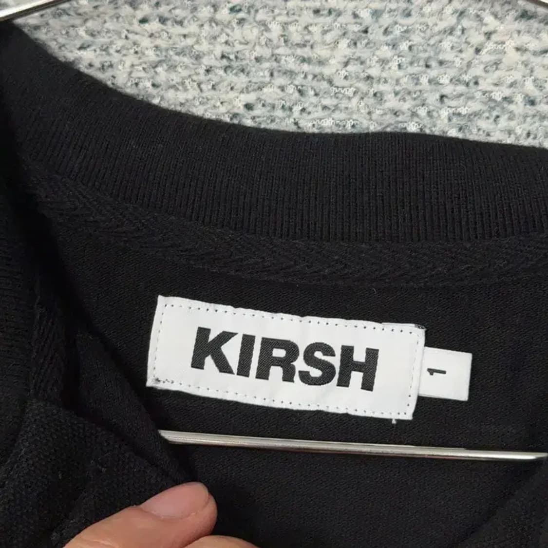 키르시 블랙 오버핏 로고 크롭 반팔 카라티 1 상품이미지3