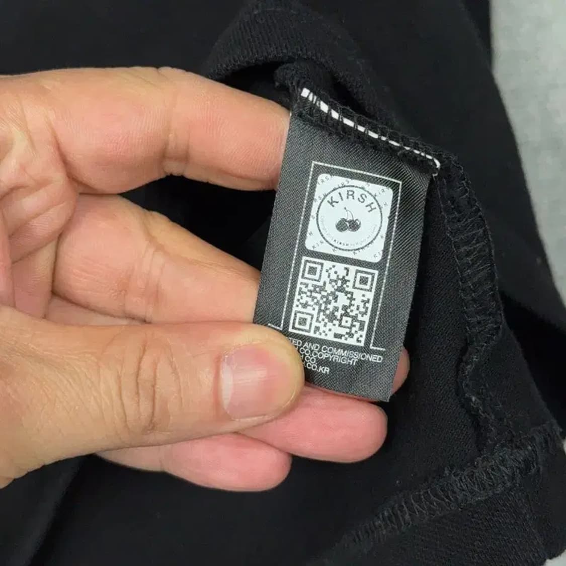 키르시 블랙 오버핏 로고 크롭 반팔 카라티 1 상품이미지4