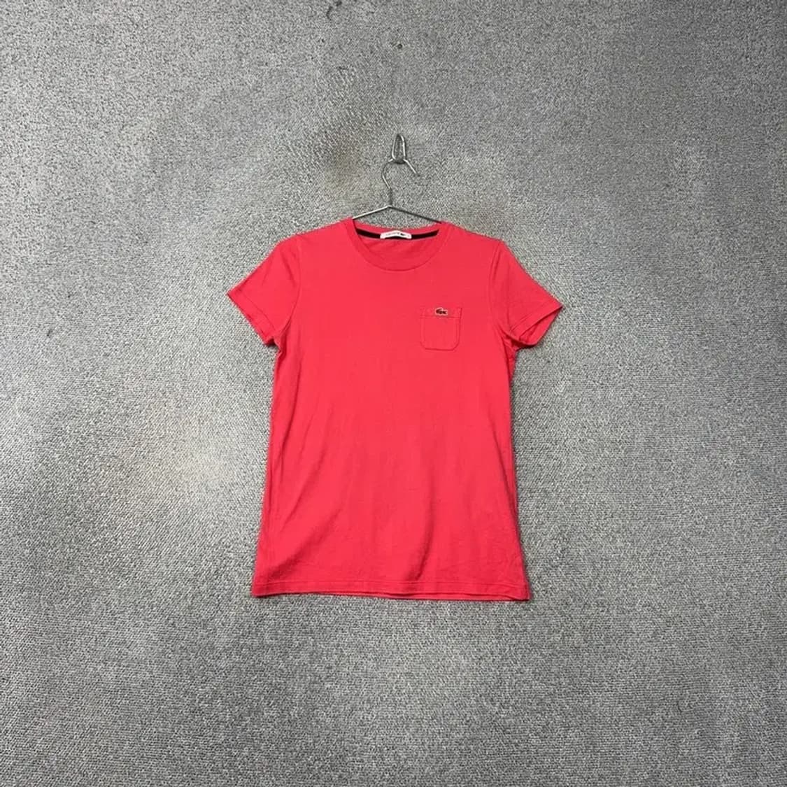 라코스테 여성 포켓 로고 코랄 반팔 티 95 상품이미지1
