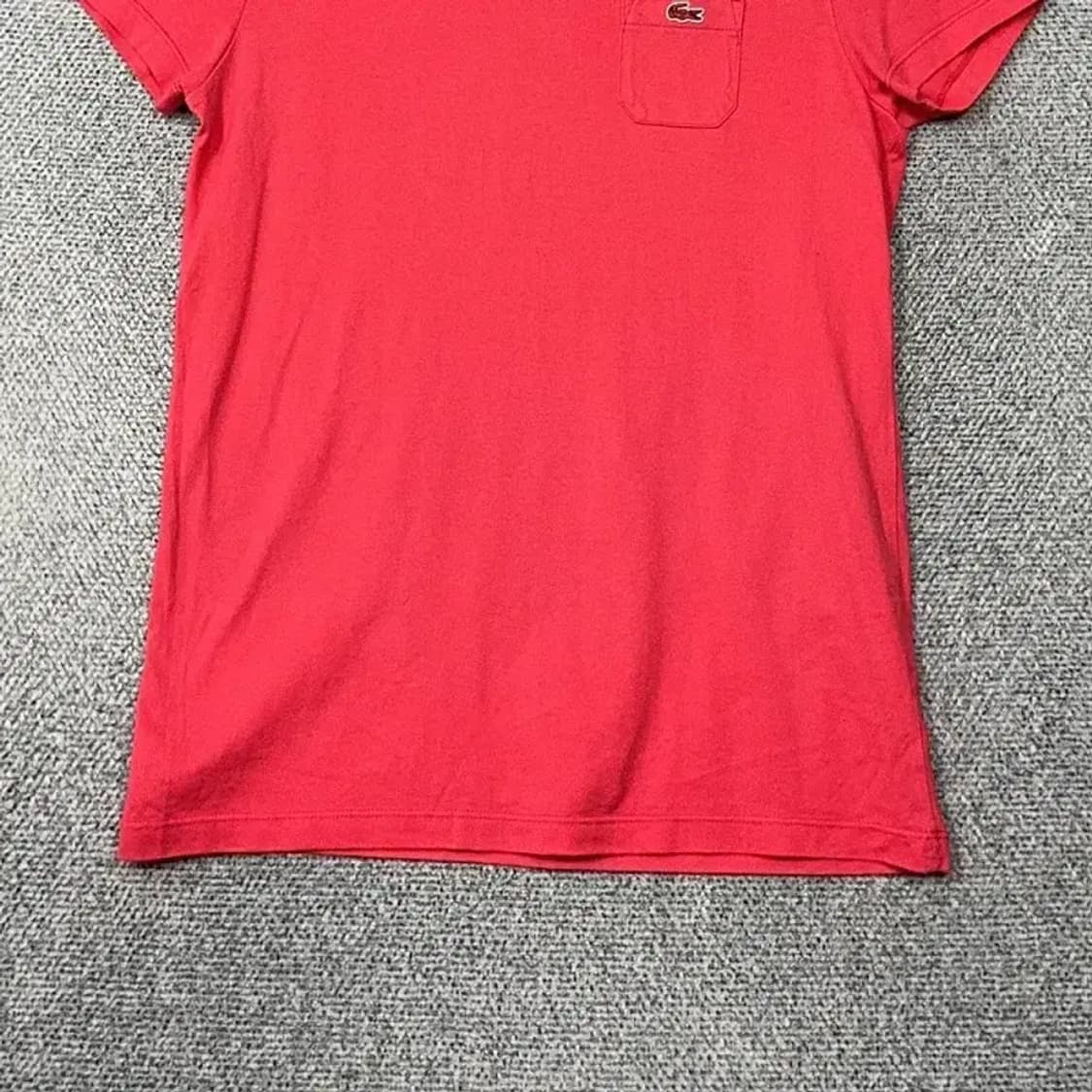 라코스테 여성 포켓 로고 코랄 반팔 티 95 상품이미지4