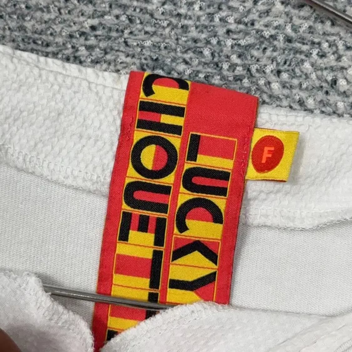 럭키슈에뜨 스트라이프 화이트 반팔 티 F 상품이미지3