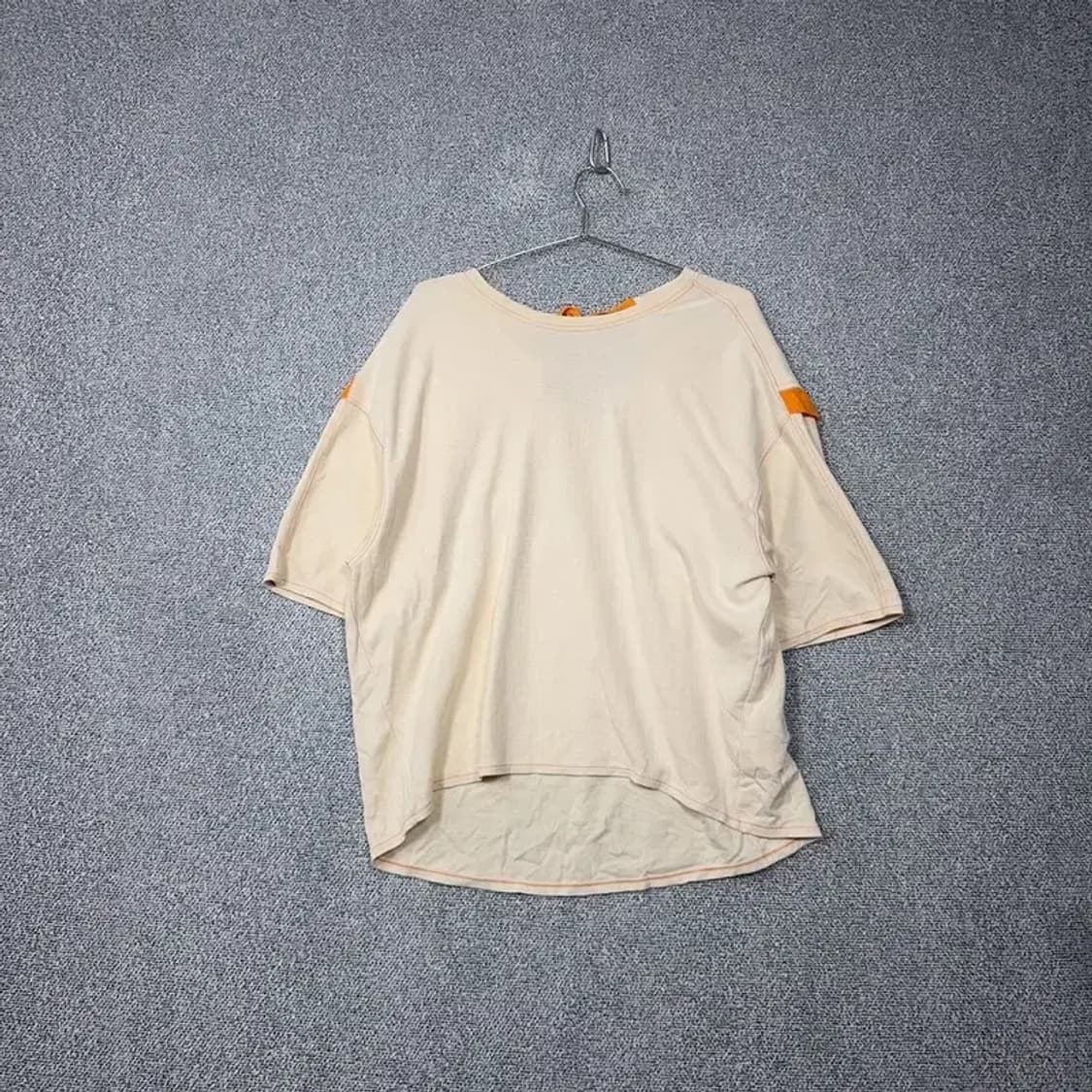 스튜디오 톰보이 크림 뒷면 절개 오버핏 반팔 티 F 상품이미지1