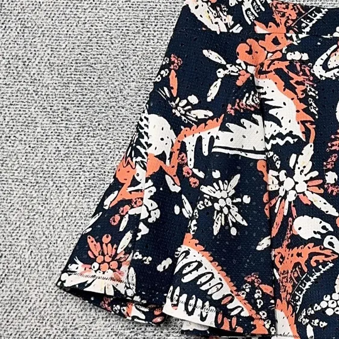 SJSJ 한섬 플라워 패턴 네이비 미니스커트 64-94 상품이미지4