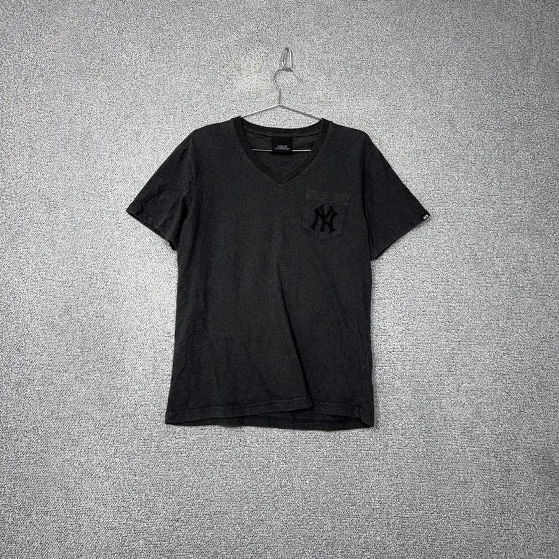 MLB 뉴욕양키즈 브이넥 반팔티 100 상품이미지1
