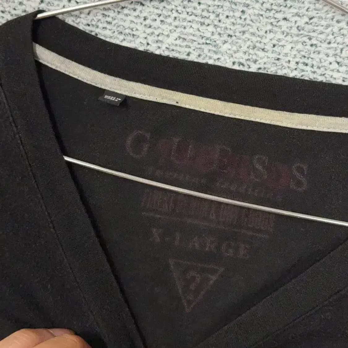 게스 삼각 로고 프린팅 블랙 반팔 티 X-LARGE 상품이미지3