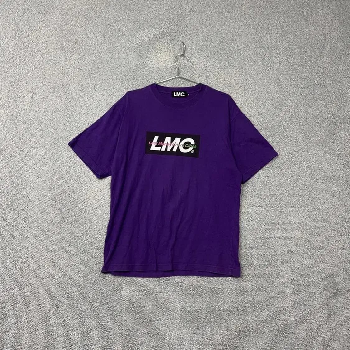 LMC 프린팅 로고 박스핏 퍼플 반팔티 상품이미지1