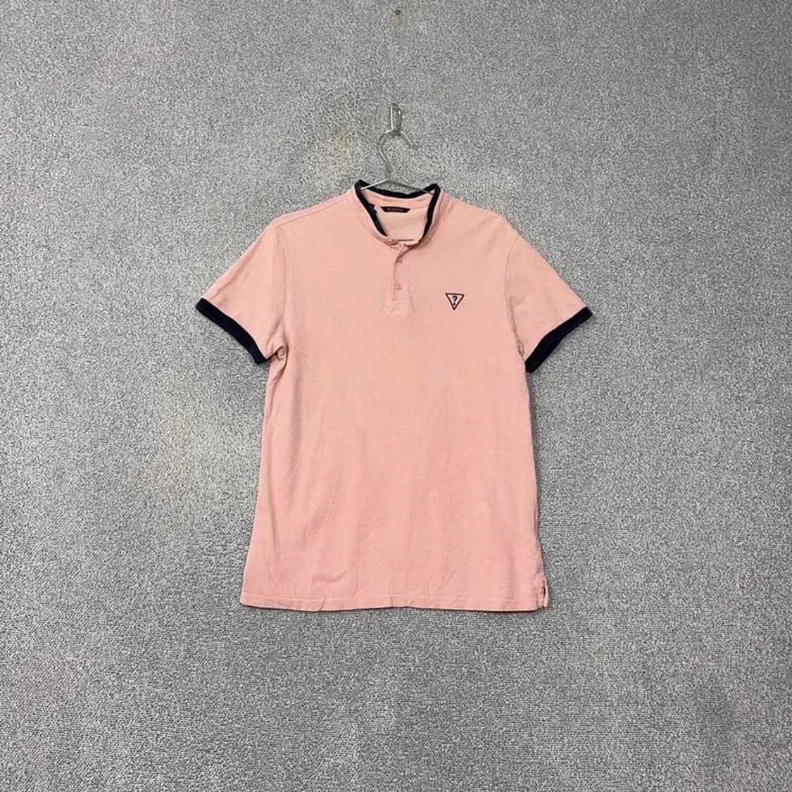게스 라이트 핑크 로고 단가라 반팔 카라티 L 상품이미지1