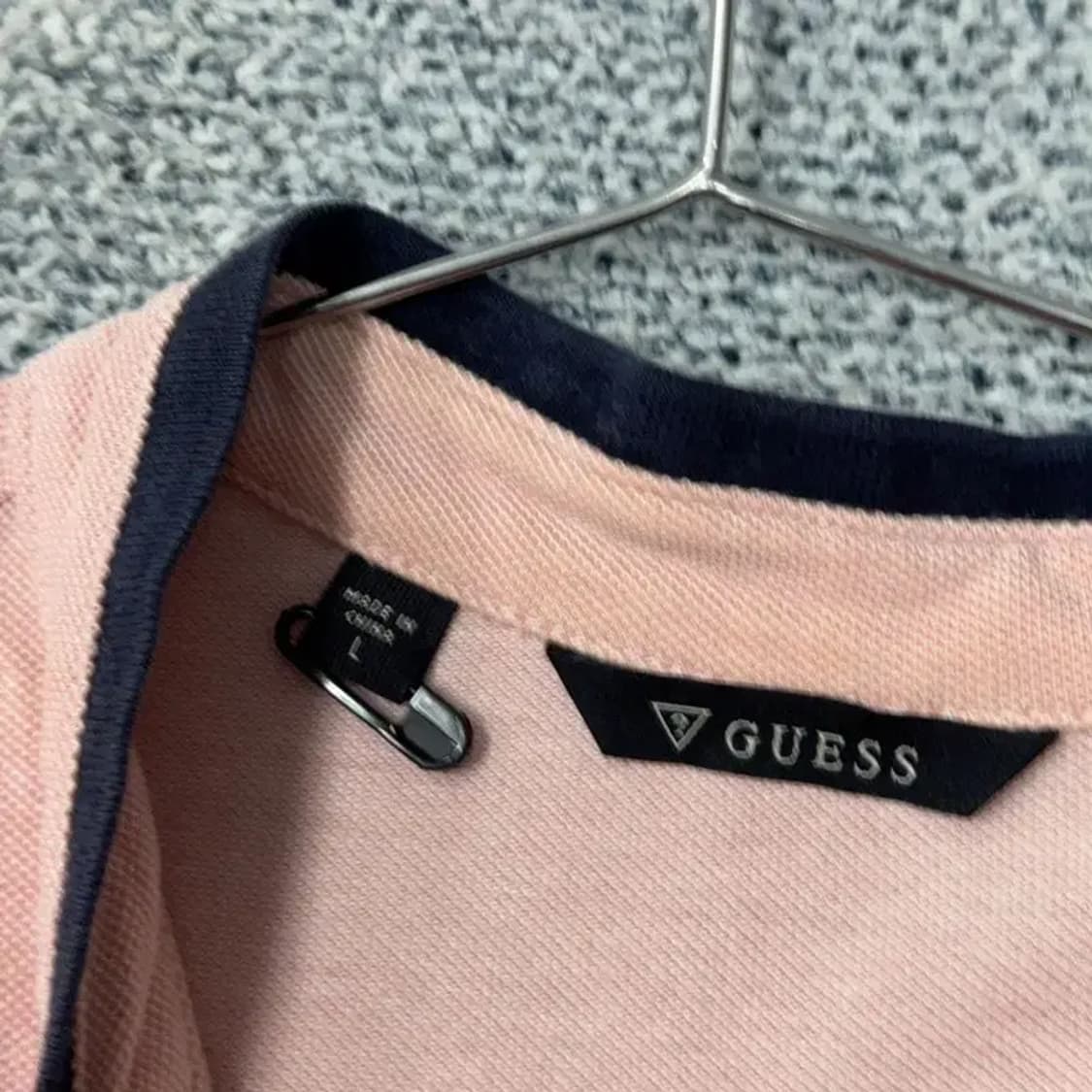 게스 라이트 핑크 로고 단가라 반팔 카라티 L 상품이미지3