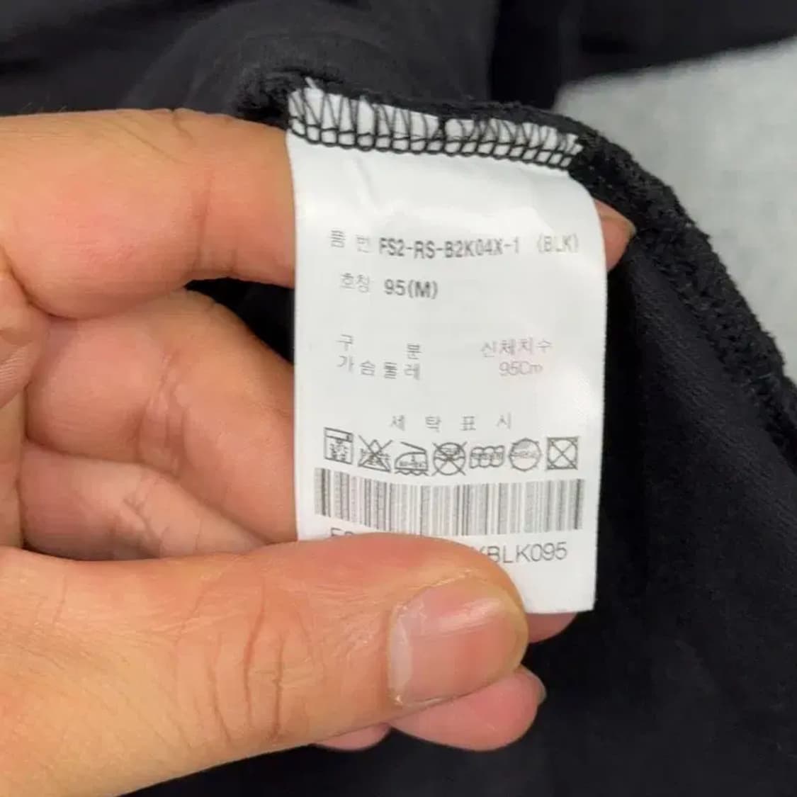 휠라 스펠 로고 블랙 반팔 티 MEDIUM 상품이미지6