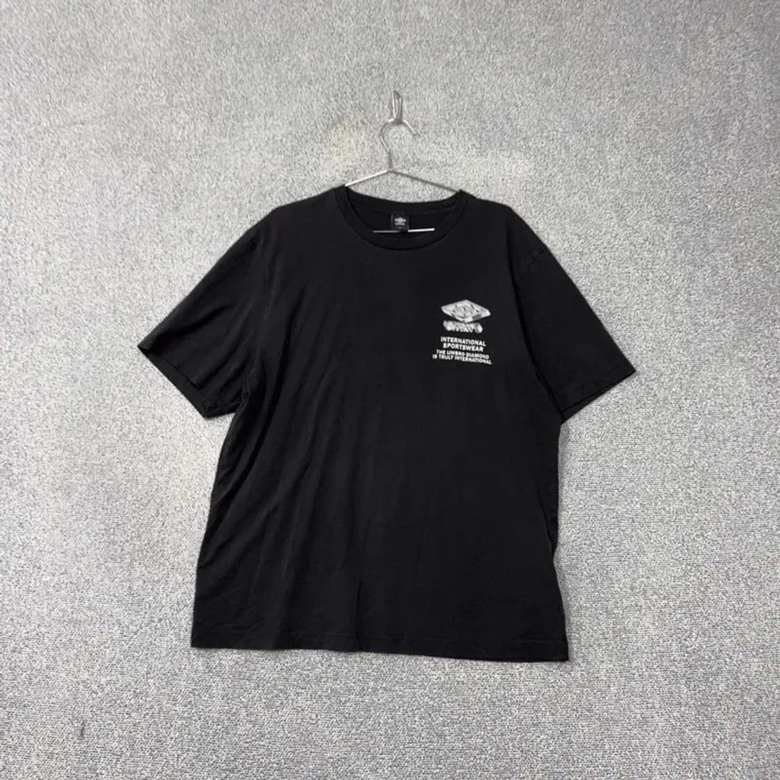 엄브로 블랙 프린팅 박스핏 반팔 티 110 상품이미지1