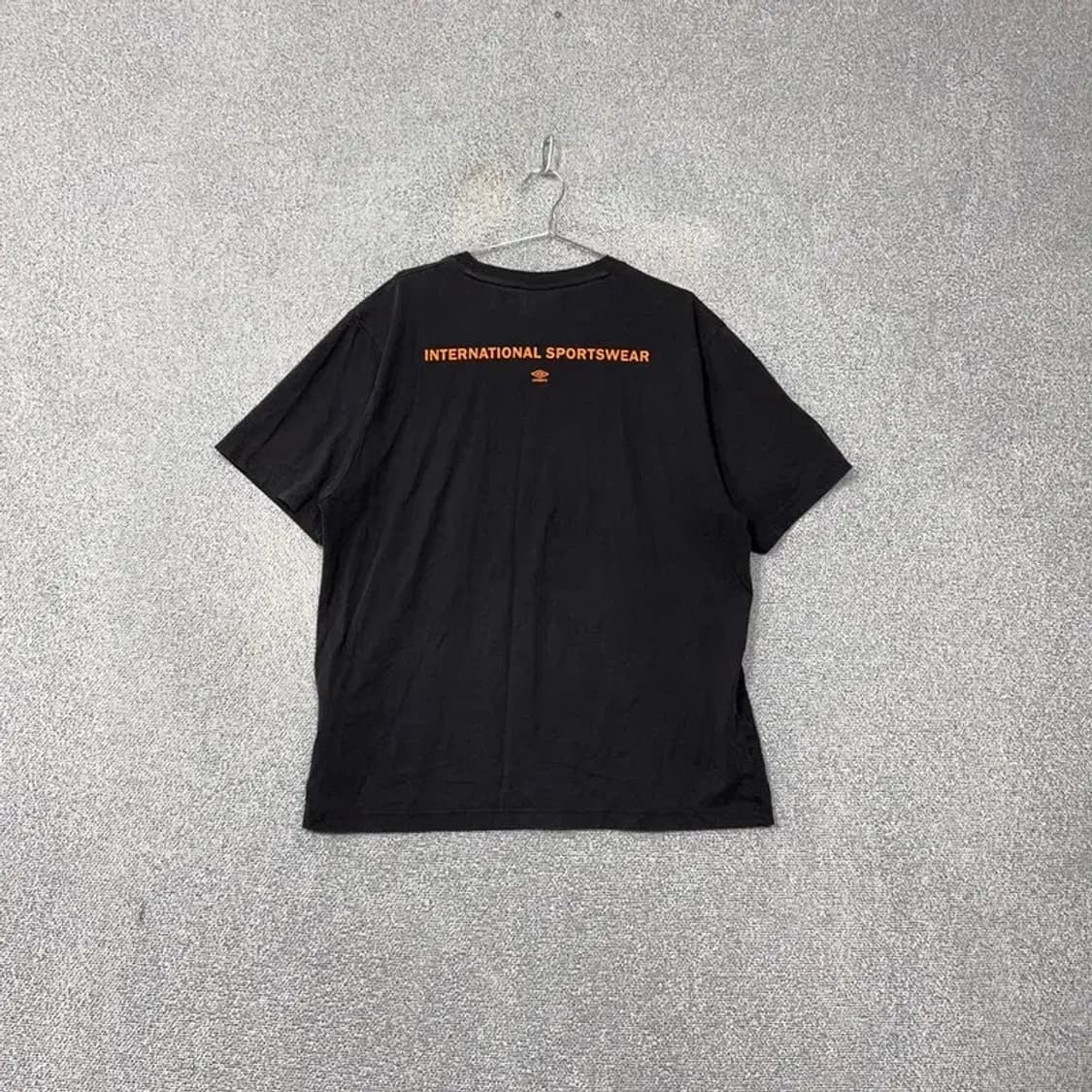 엄브로 블랙 프린팅 박스핏 반팔 티 110 상품이미지2