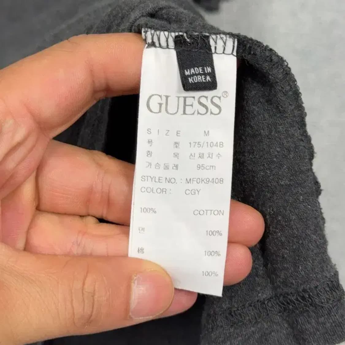 게스 스펠 로고 그레이 반팔 티 M 상품이미지4