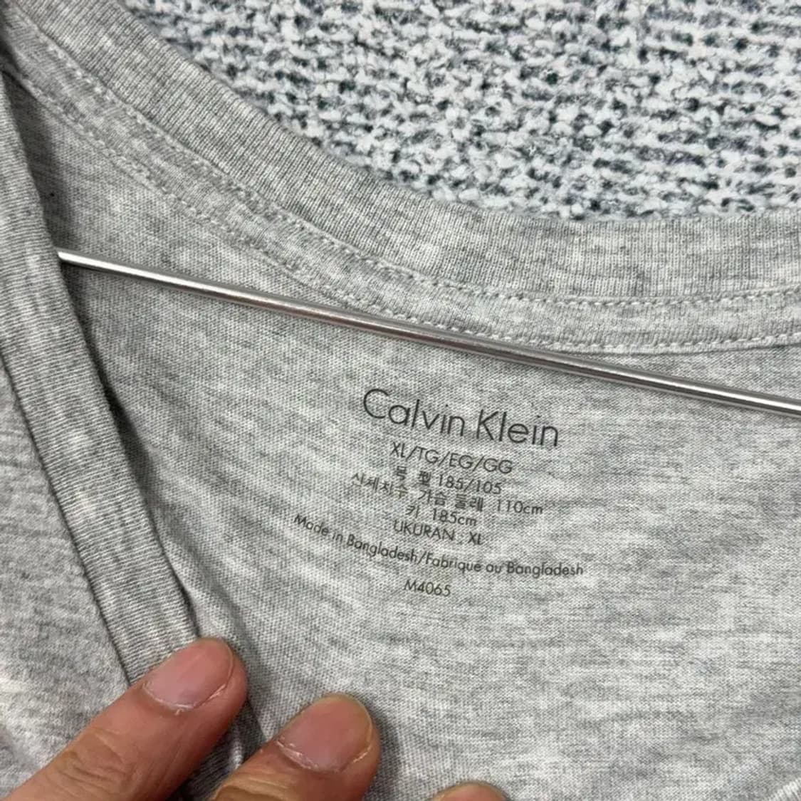 캘빈클라인 라이트 그레이 브이넥 반팔 티 XL 상품이미지5