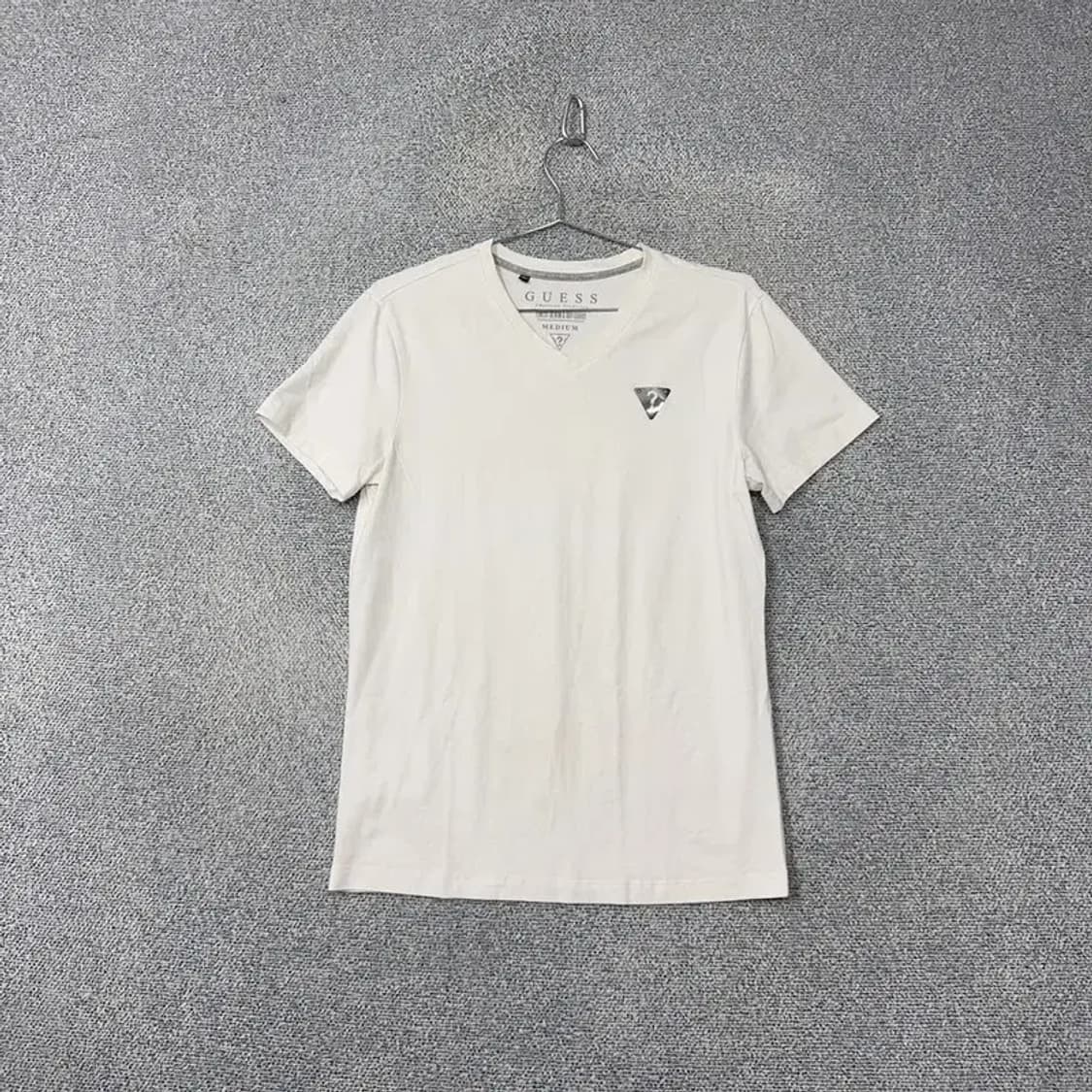 게스 화이트 삼각 로고 반팔 티 MEDIUM 상품이미지1