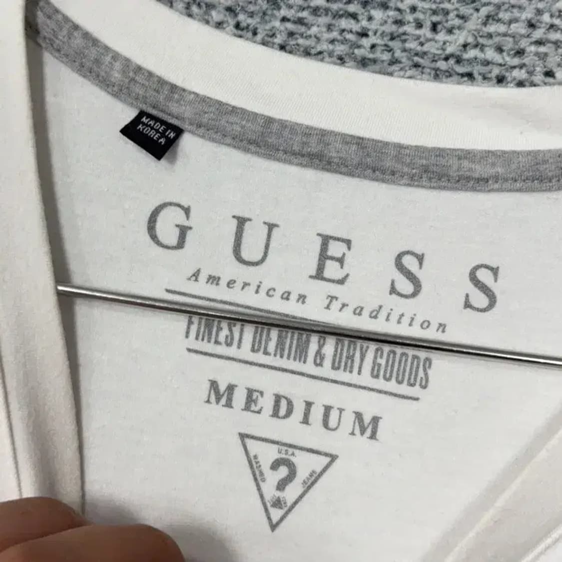 게스 화이트 삼각 로고 반팔 티 MEDIUM 상품이미지3