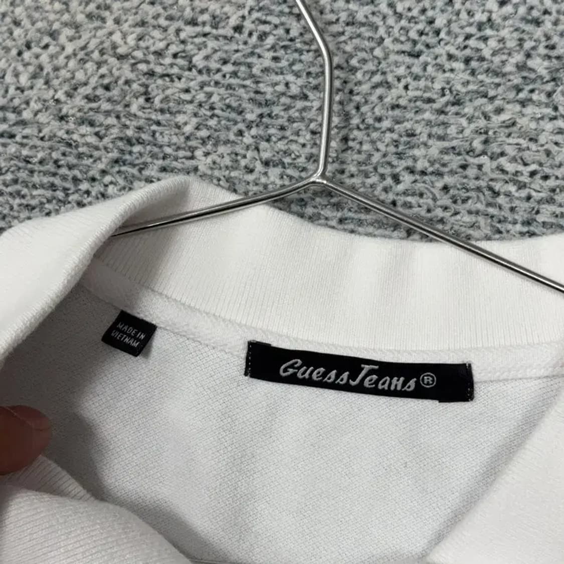 게스 화이트 삼각 로고 반팔 카라티 XL 상품이미지3