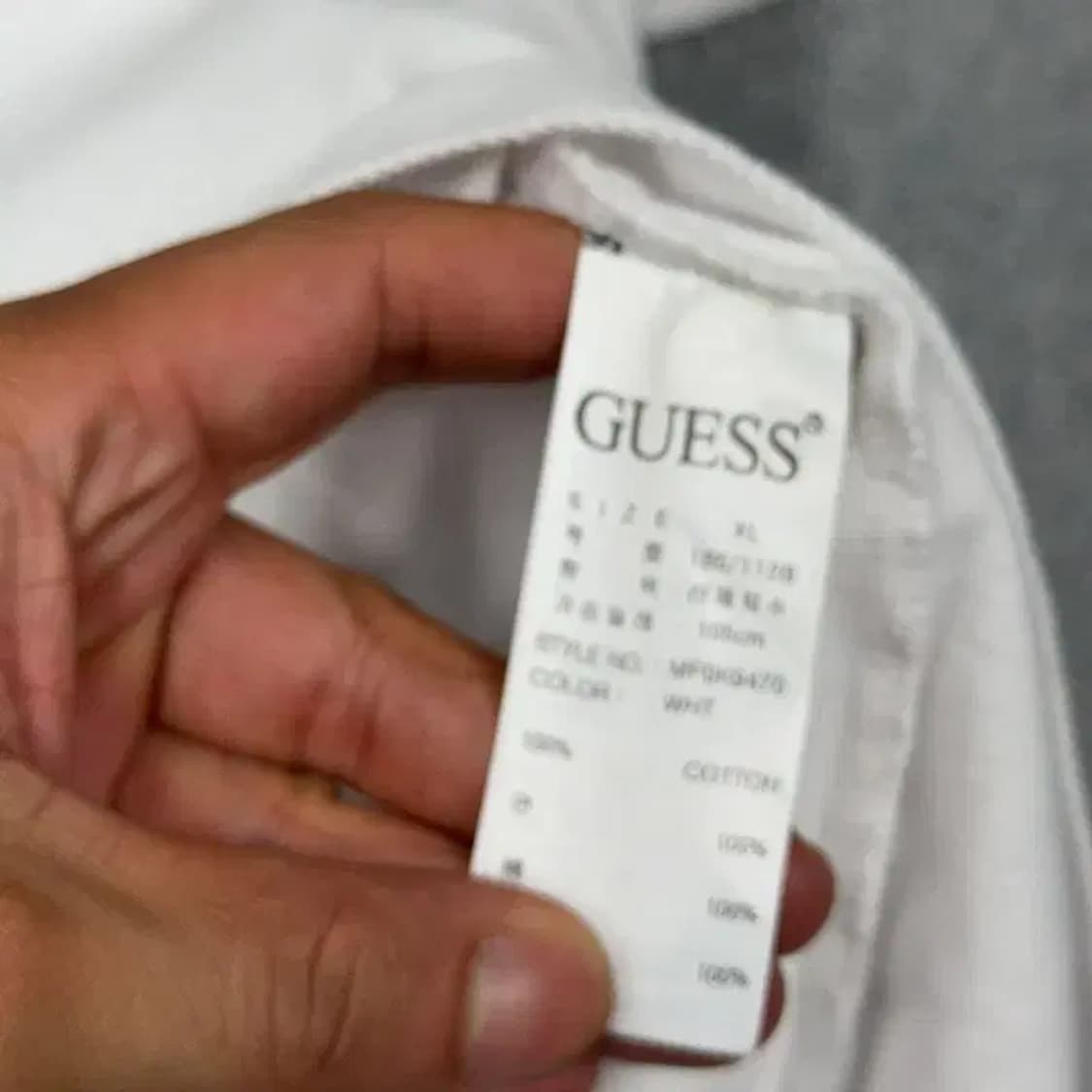 게스 화이트 삼각 로고 반팔 카라티 XL 상품이미지4