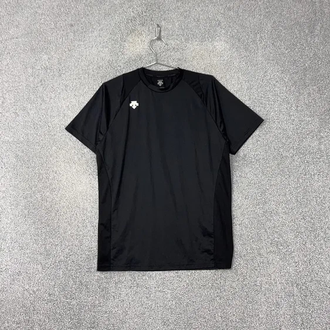 데상트 운동 기능성 블랙 반팔 티 S 상품이미지1