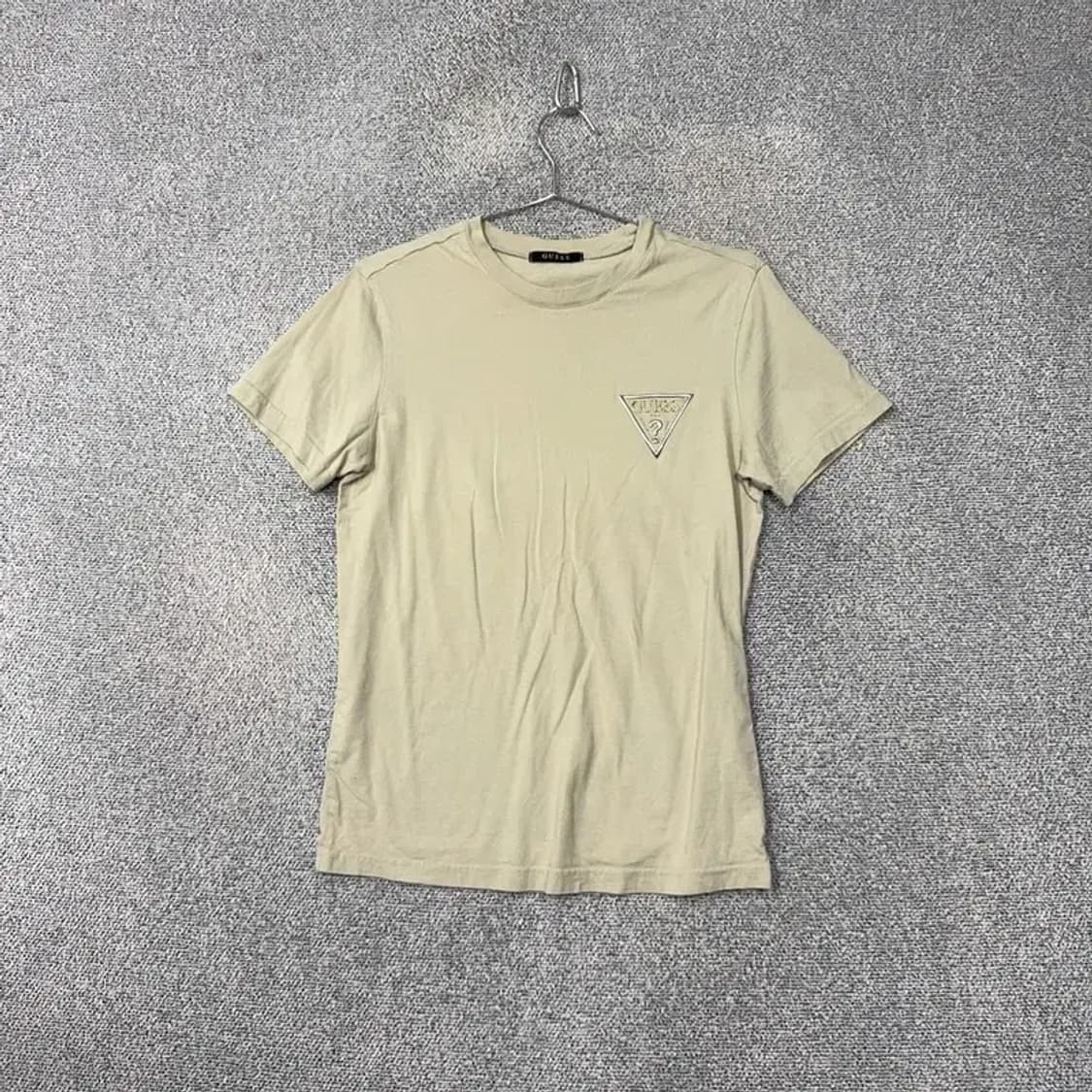 게스 베이지 삼각 로고 반팔 티 M 상품이미지1