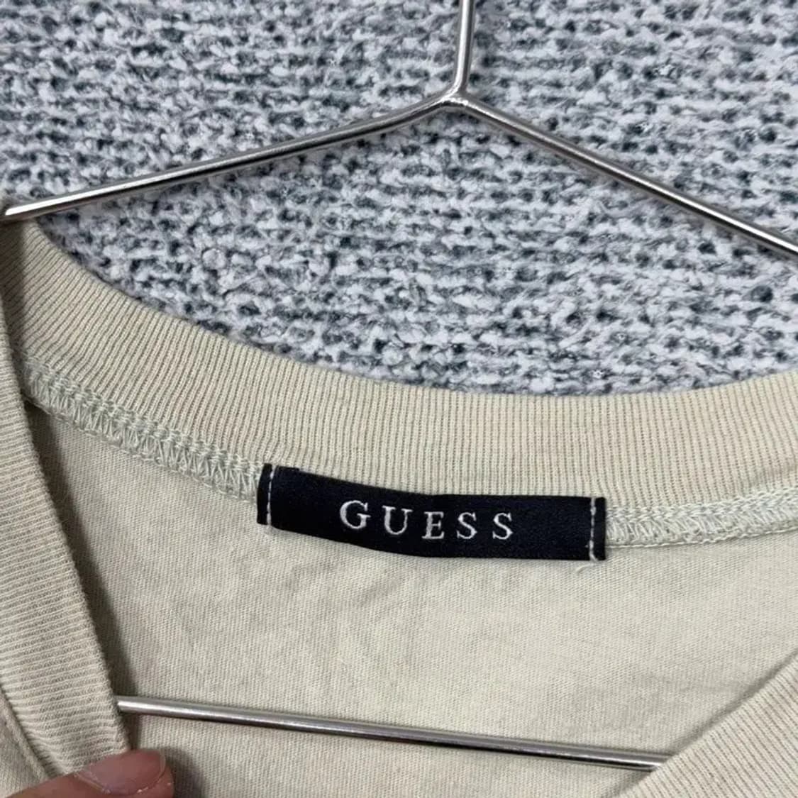 게스 베이지 삼각 로고 반팔 티 M 상품이미지3