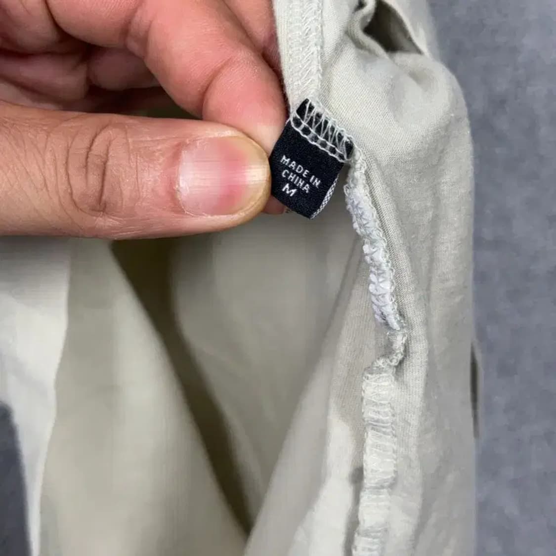 게스 베이지 삼각 로고 반팔 티 M 상품이미지4