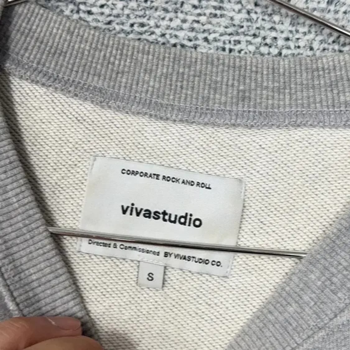 비바스튜디오 프린팅 라이트 그레이 맨투맨 S 상품이미지3