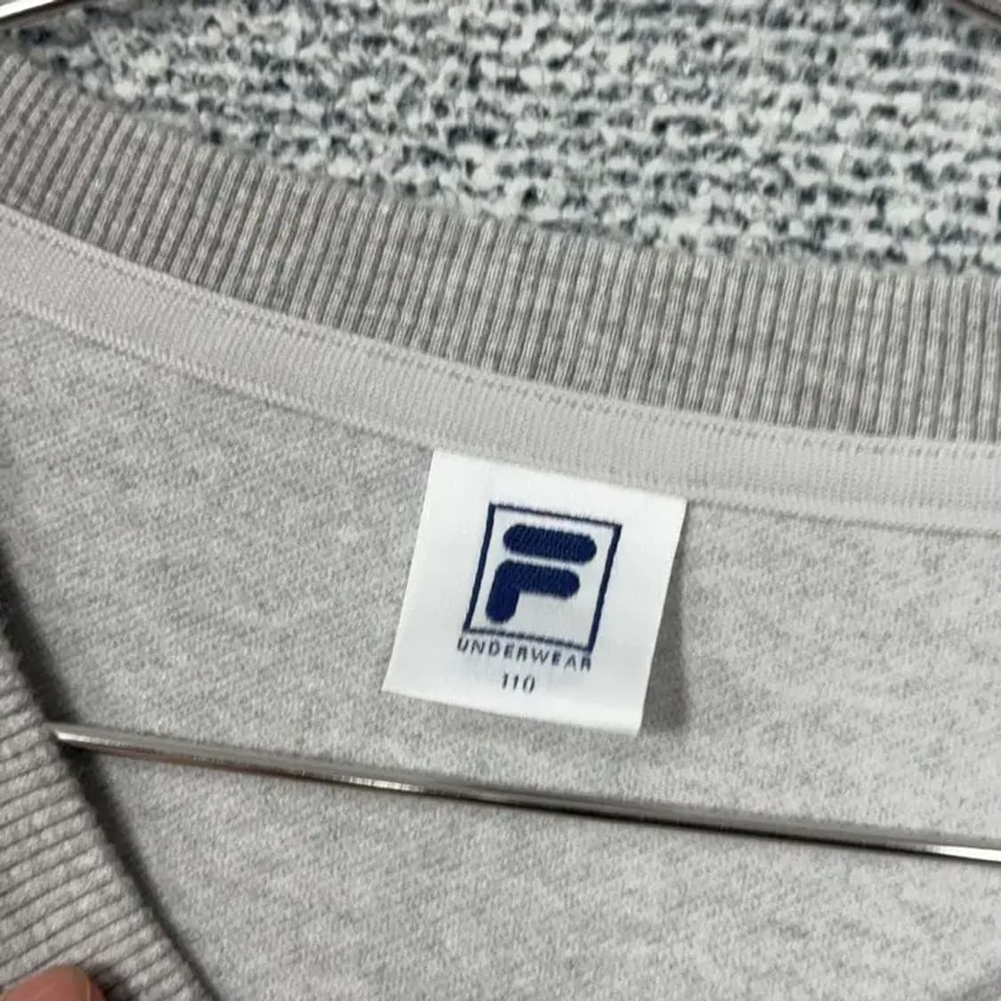 휠라 라이트 그레이 스펠 로고 맨투맨 110 상품이미지3