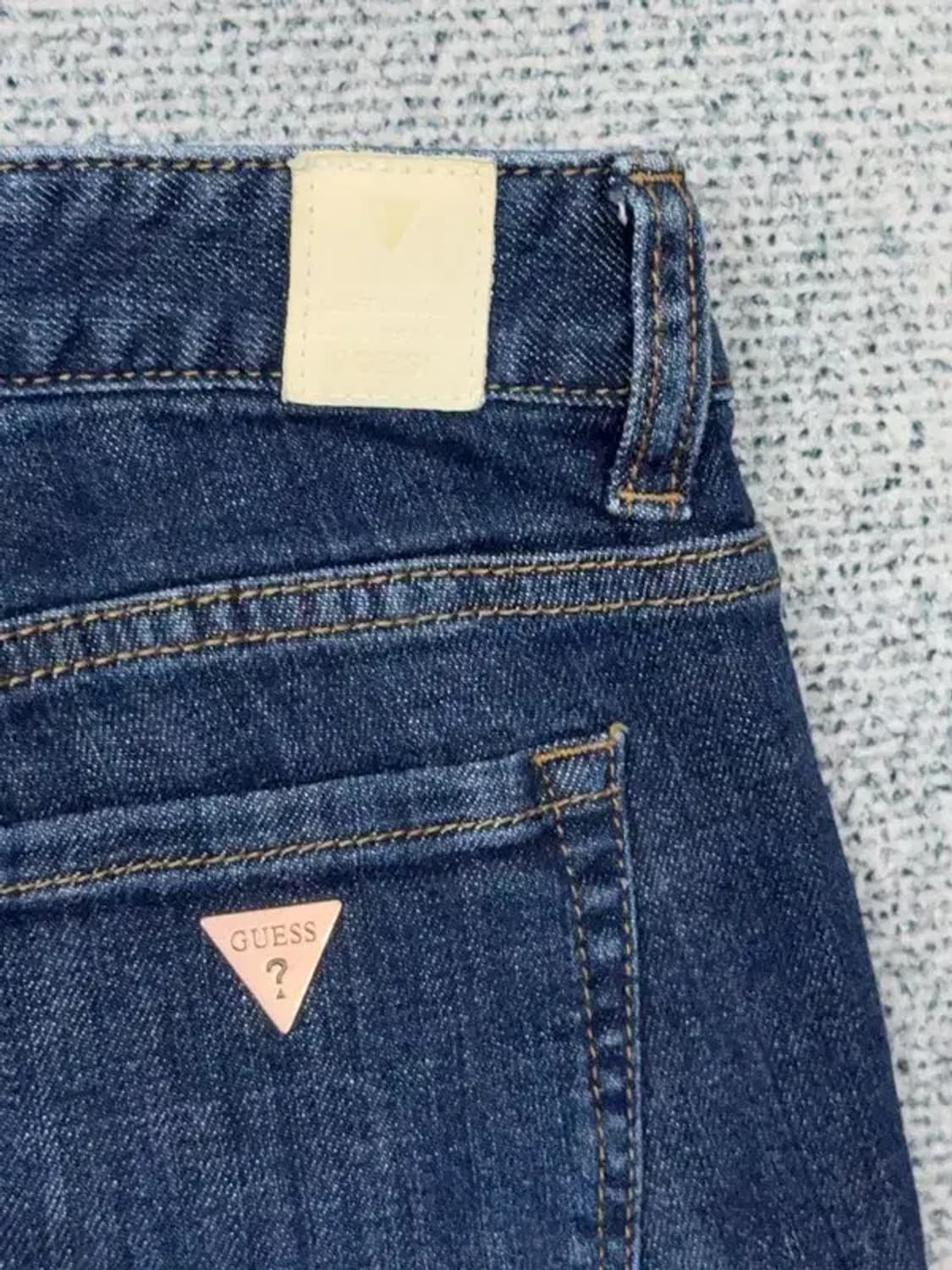 게스 여성 캐주얼 삼각 로고 크롭진 64(26) 상품이미지6