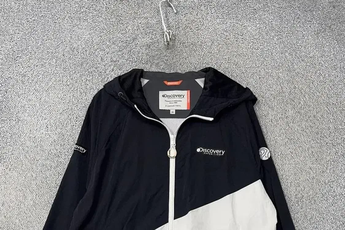 디스커버리 로고 검흰 바람막이 95 상품이미지3