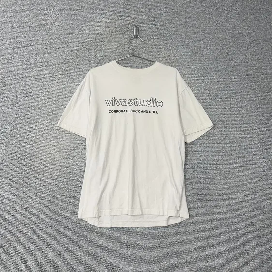 비바스튜디오 스펠로고 화이트 반팔티 M 상품이미지1