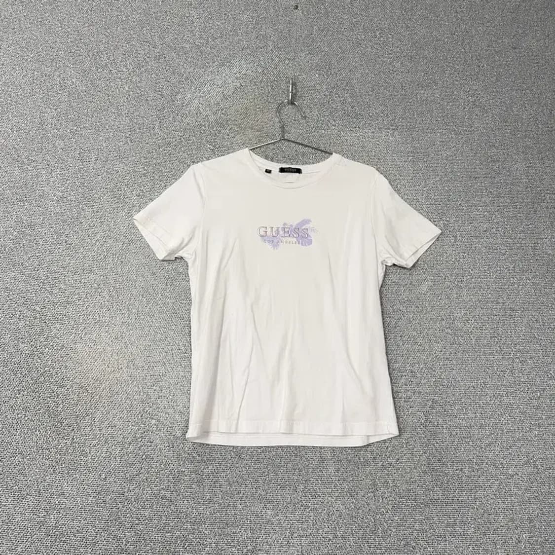 게스 캐주얼 로고 화이트 반팔티 M 상품이미지1