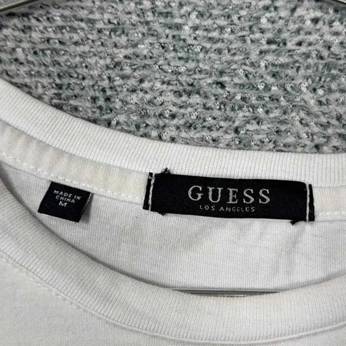 게스 캐주얼 로고 화이트 반팔티 M 상품이미지3