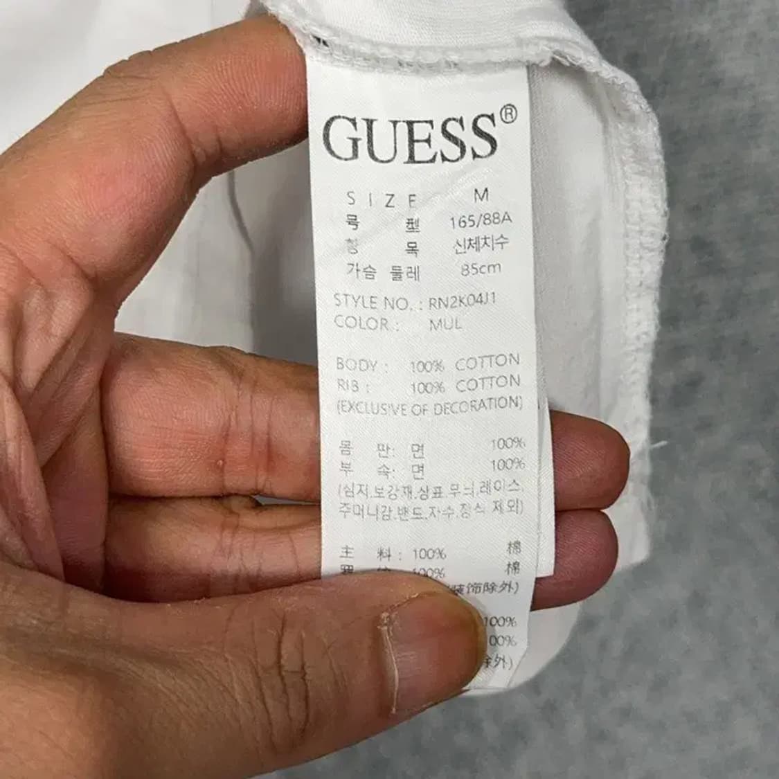 게스 캐주얼 로고 화이트 반팔티 M 상품이미지4