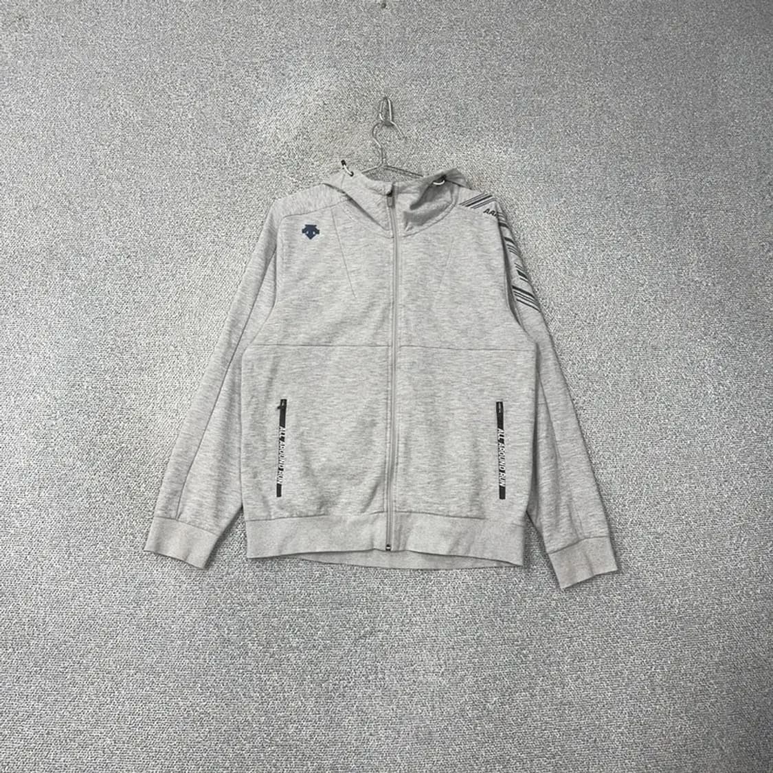 데상트 로고 그레이 후드집업 105 상품이미지1