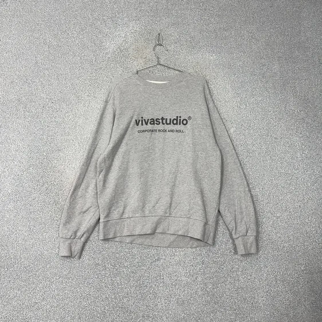 비바스튜디오 스펠로고 그레이 맨투맨 L 상품이미지1