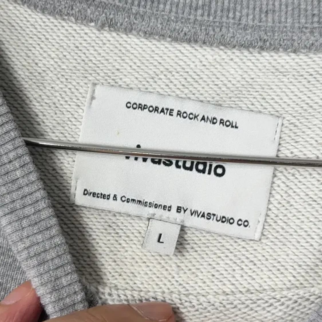 비바스튜디오 스펠로고 그레이 맨투맨 L 상품이미지3
