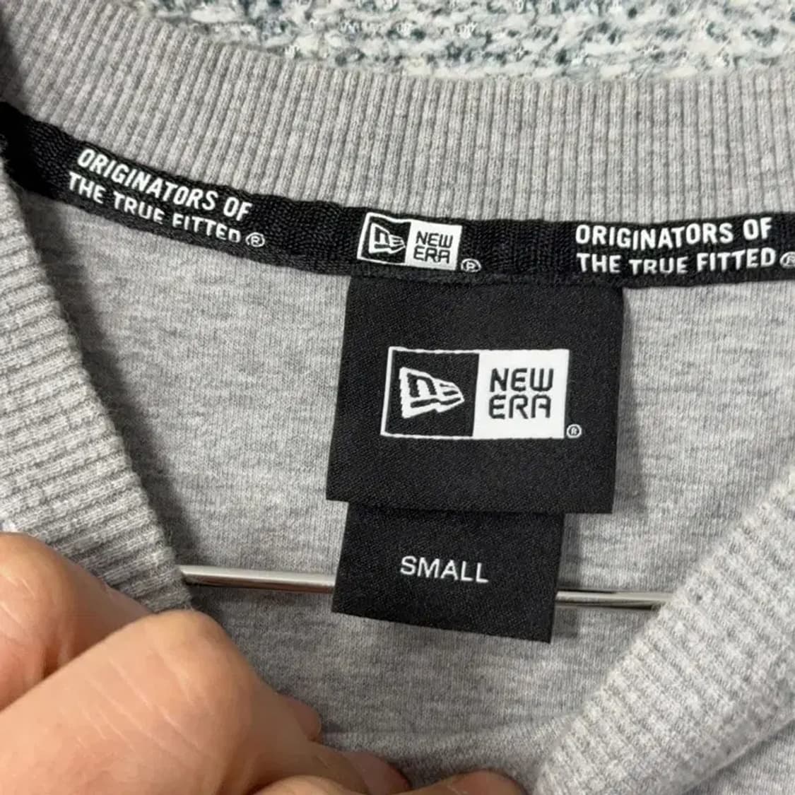 뉴에라 그레이 로고 맨투맨 S 상품이미지3