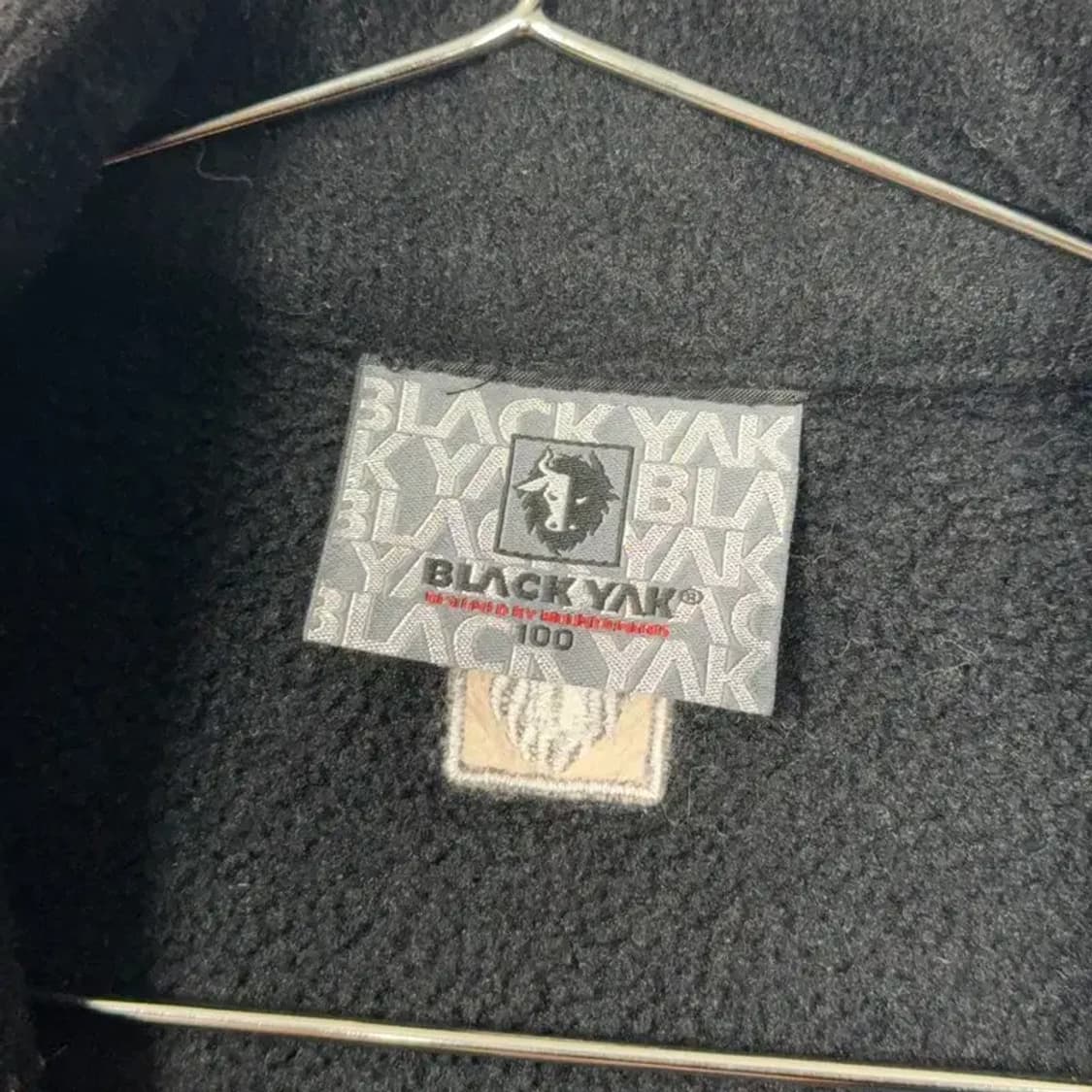 블랙야크 로고 블랙 후리스 100 상품이미지3