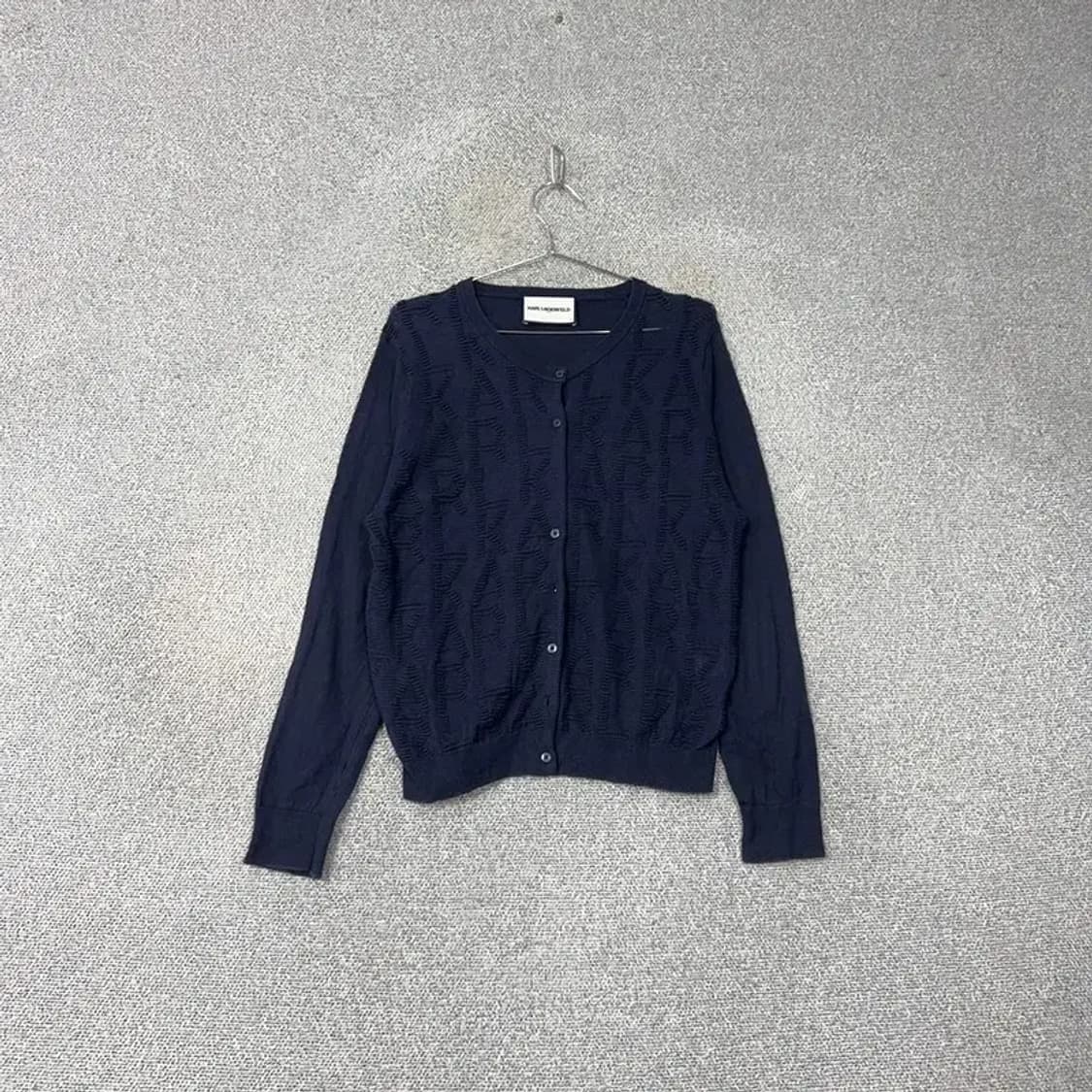 칼라거펠드 스펠로고 비스코스 니트 가디건 77 상품이미지1