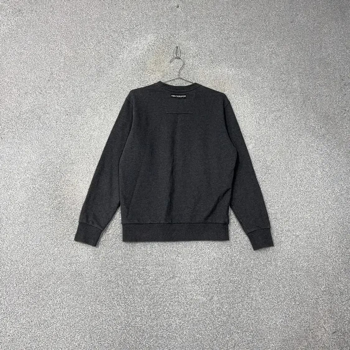 뉴발란스 로고 프린팅 차콜 맨투맨 95 상품이미지2