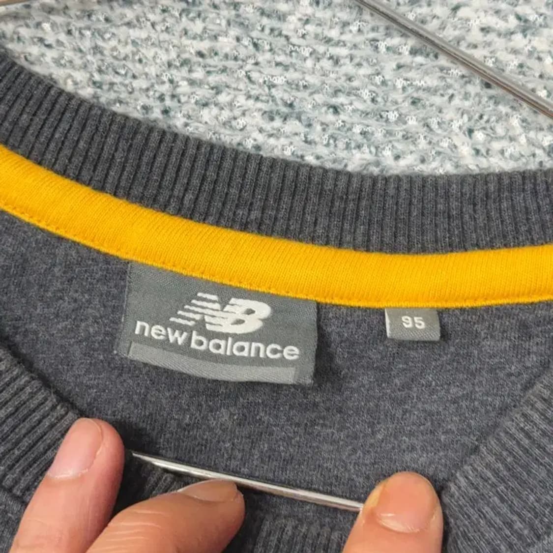 뉴발란스 로고 프린팅 차콜 맨투맨 95 상품이미지3