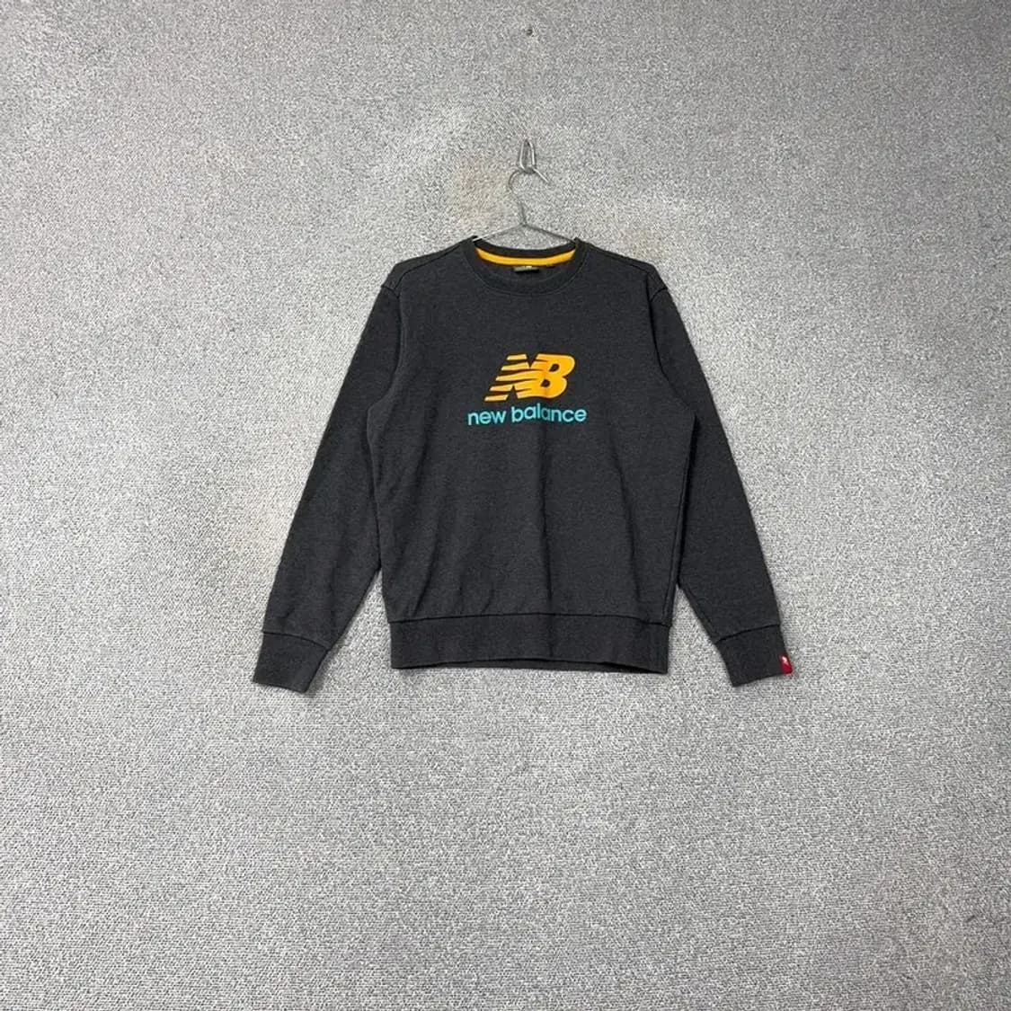 뉴발란스 로고 프린팅 차콜 맨투맨 95 상품이미지1