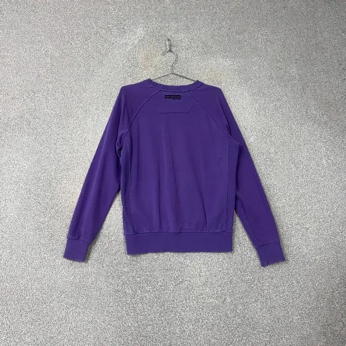 뉴발란스 퍼플 로고 맨투맨 95 상품이미지2