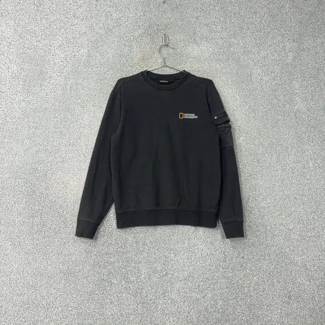 내셔널지오그래픽 로고 포켓 블랙 맨투맨 S 상품이미지1