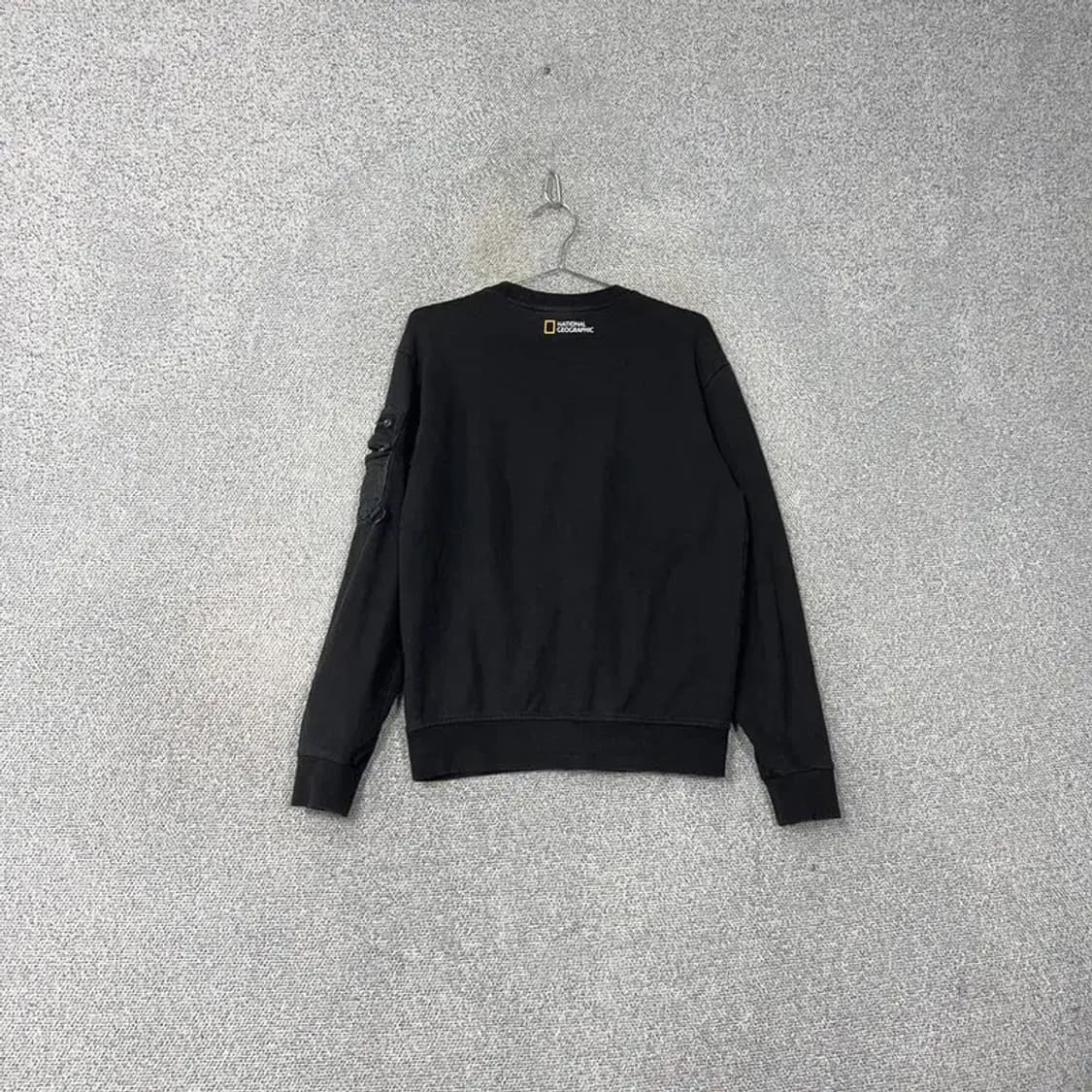 내셔널지오그래픽 로고 포켓 블랙 맨투맨 S 상품이미지2