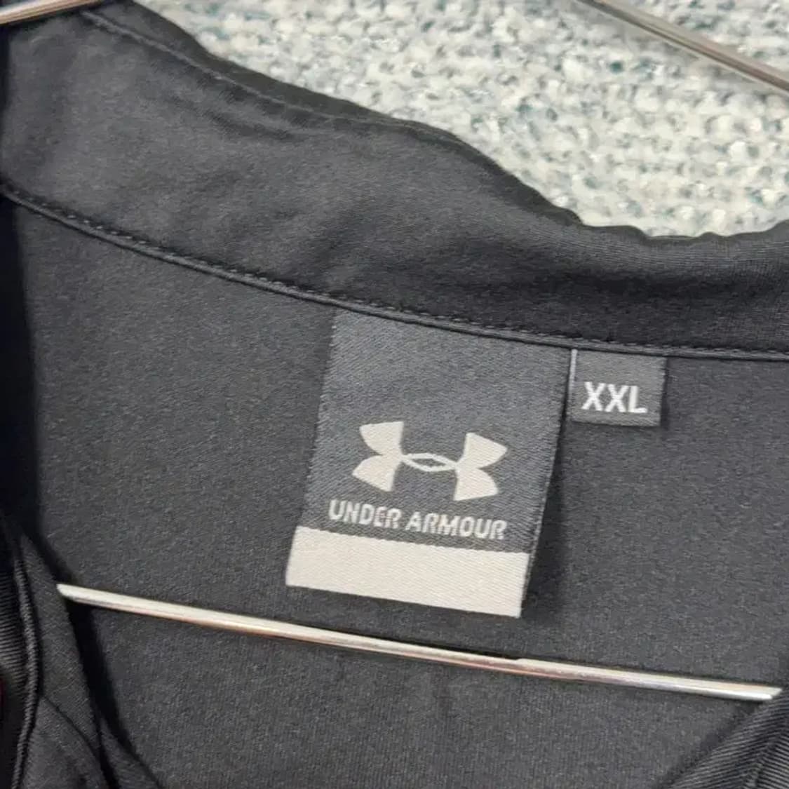 언더아머 블랙 로고 기능성 운동 카라티 XXL 상품이미지3