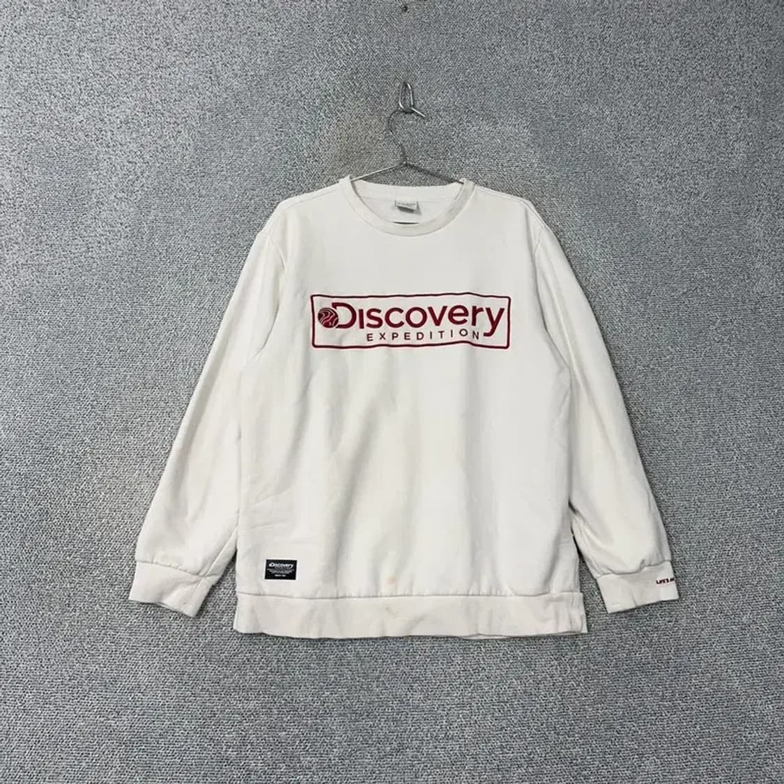 디스커버리 로고 프린팅 화이트 맨투맨 110 상품이미지1